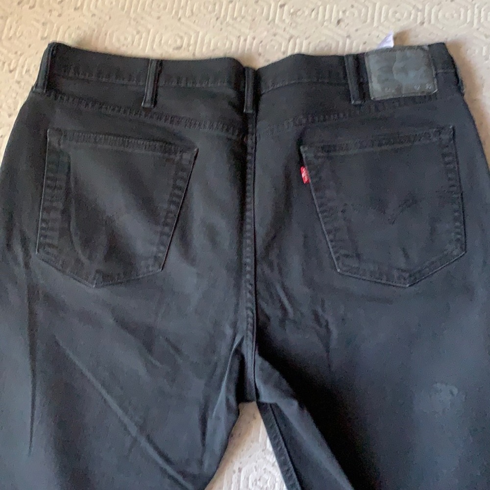 Mens levis jeans 42-32 model is 541